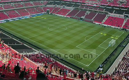 实时比分牌上蓝队5-3红队，球员射门瞬间抓拍。